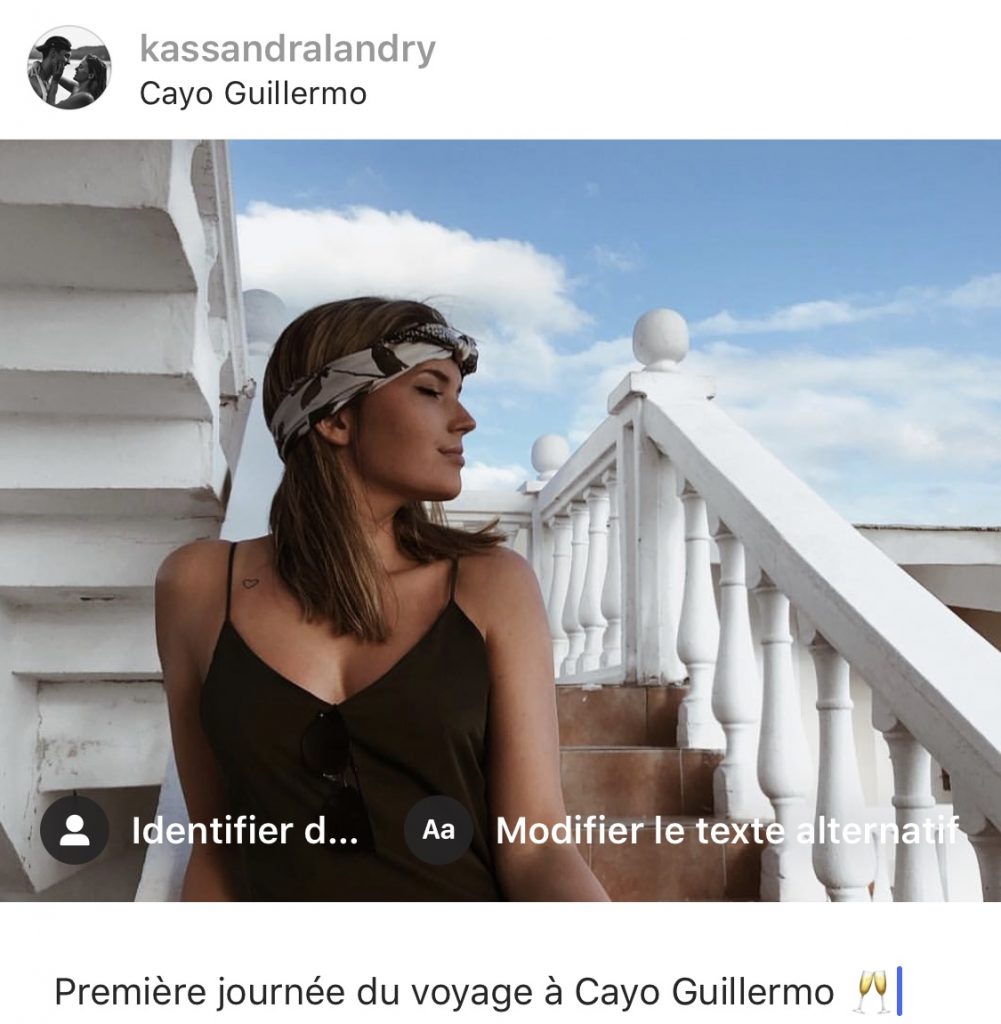 On voit un profil Instagram qui modifie les informations d'une photo publiée. La photo démontre une fille dans les escaliers d'un resort à Cayo Guillermo. 