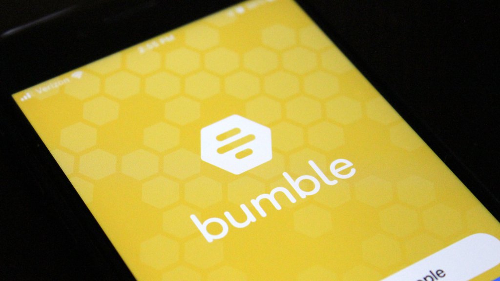 Logo de l'application de rencontre Bumble sur un cellulaire par l'entrepreneur Whitney Wolfe Herd
