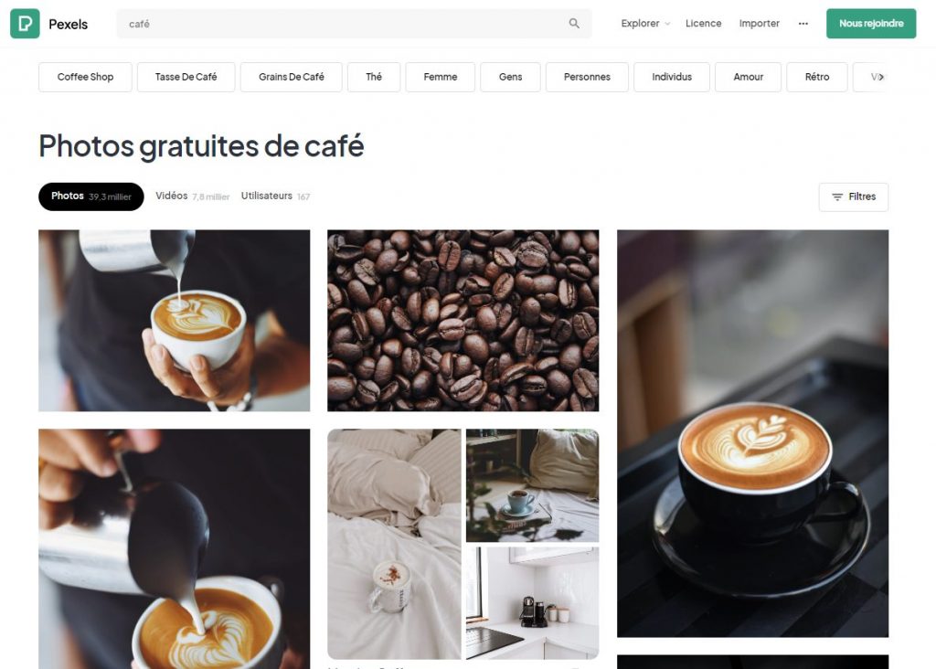 Photo de la page Web du logiciel Pexels, montrant les résultats de recherche pour le mot "café".