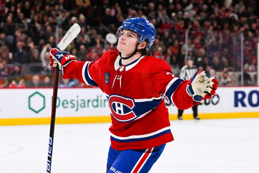 Cole Caufield célébrant un but bras ouverts et portant fièrement le chandail rouge des Canadiens de Montréal