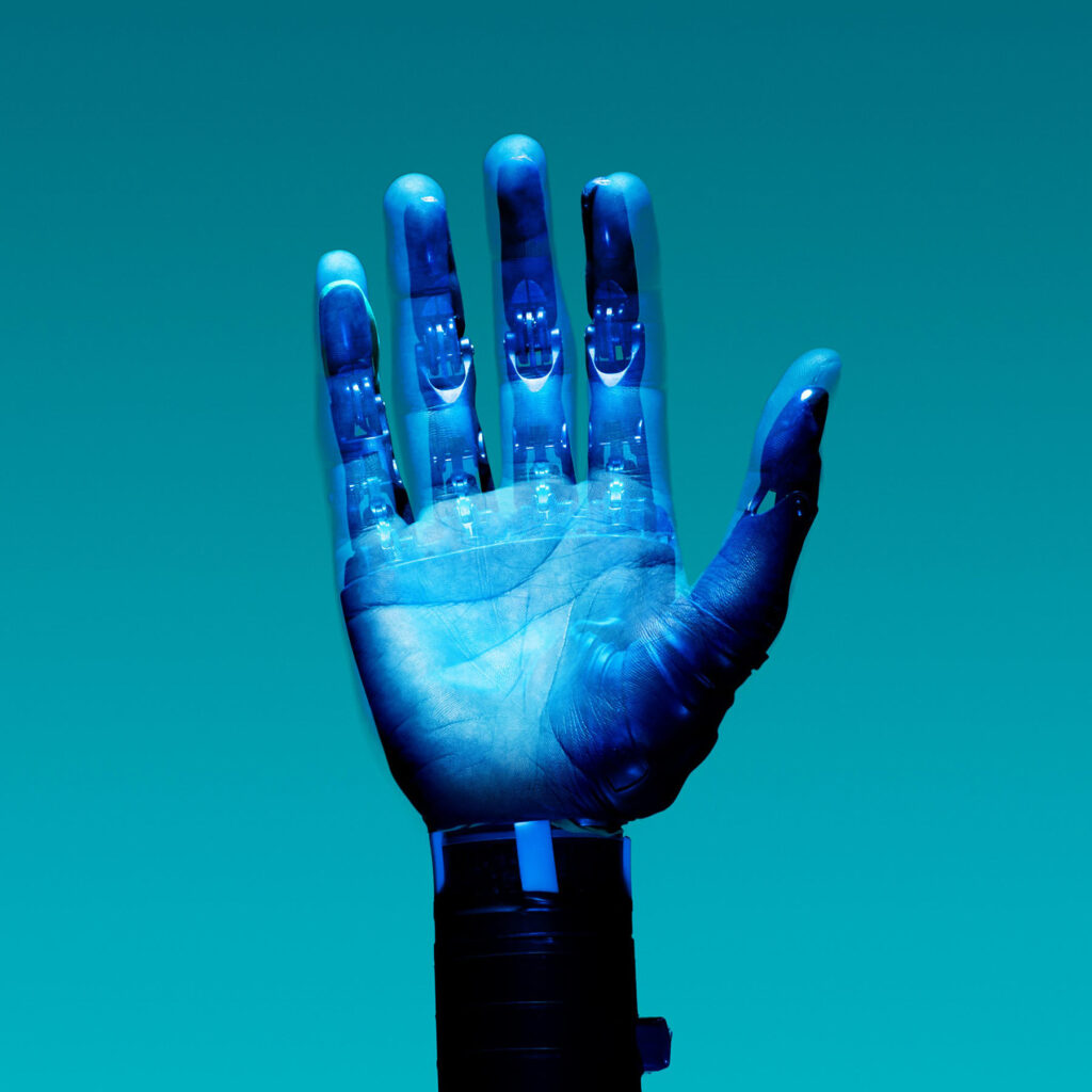une main authentique et une main artiificielle se superposent en transparence dans un environnement digital