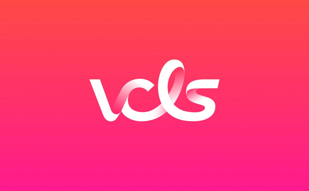 Le logo de VCLS présenté sur un fond dégradé de rouge orangé à du rose.