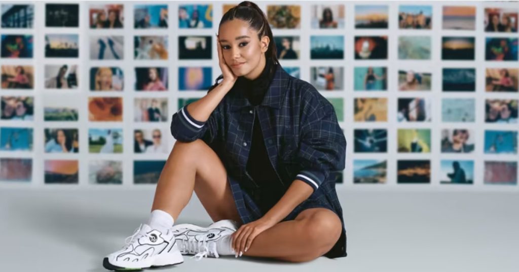 Influenceuse française Léna Situations présentant des baskets Adidas dans une campagne numérique.