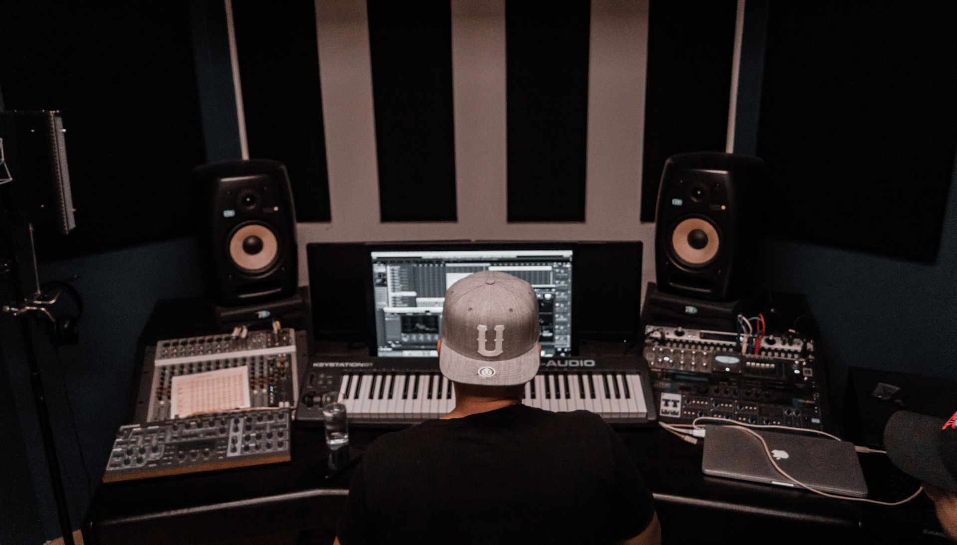 Studio d'enregistrement de musique avec un homme de dos.