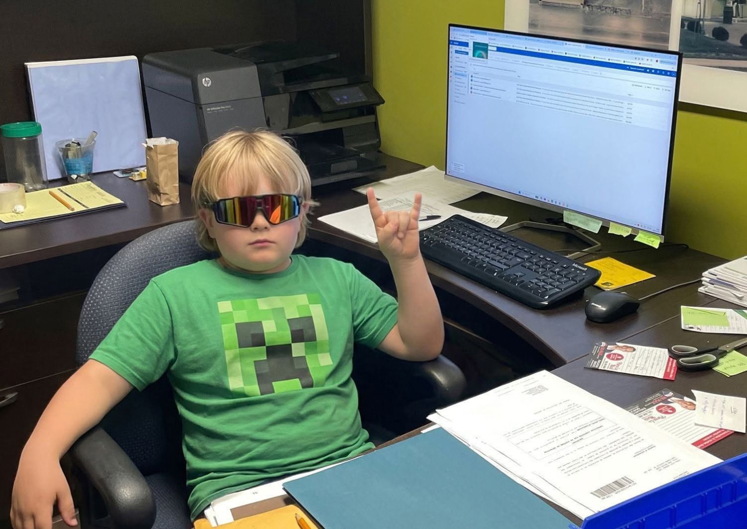 Le jeune Aubert porte des lunettes de soleil et un chandail Minecraft alors qu’il travaille à un ordinateur au restaurant Richard.