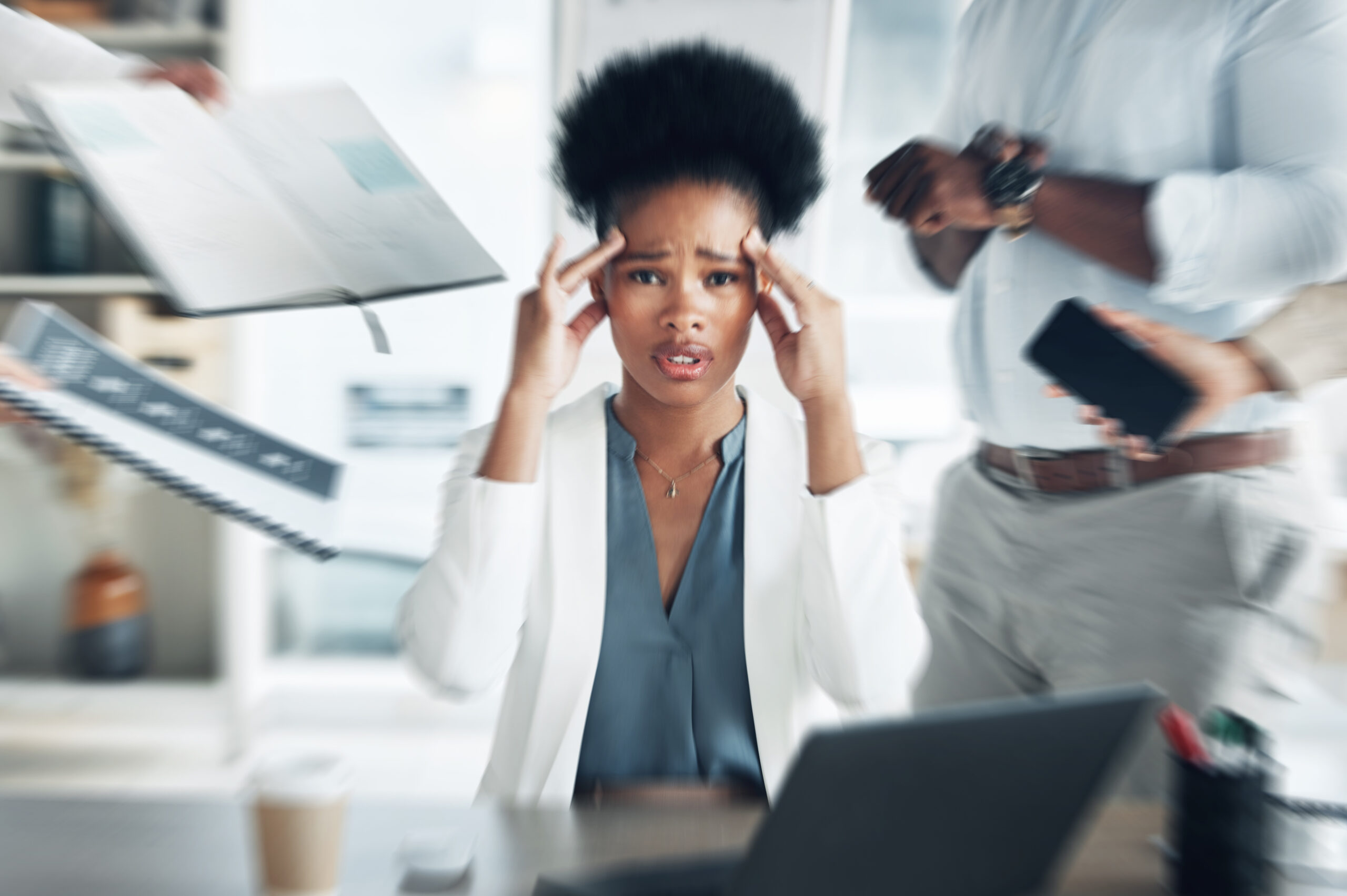 Les 5 types de technostresseurs chez les travailleurs de la communication marketing